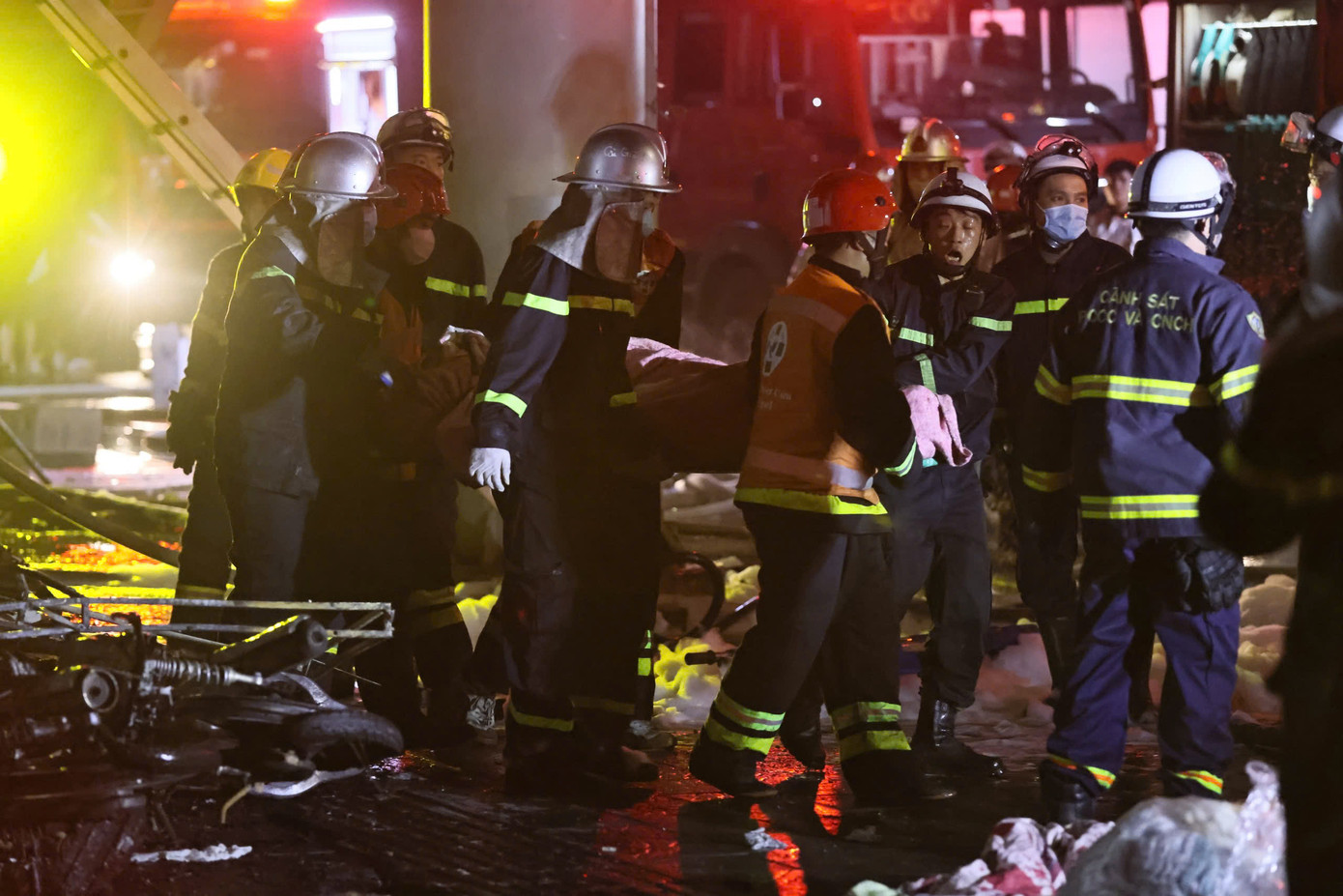 Đến 23h40 cùng ngày, đám cháy được khống chế.