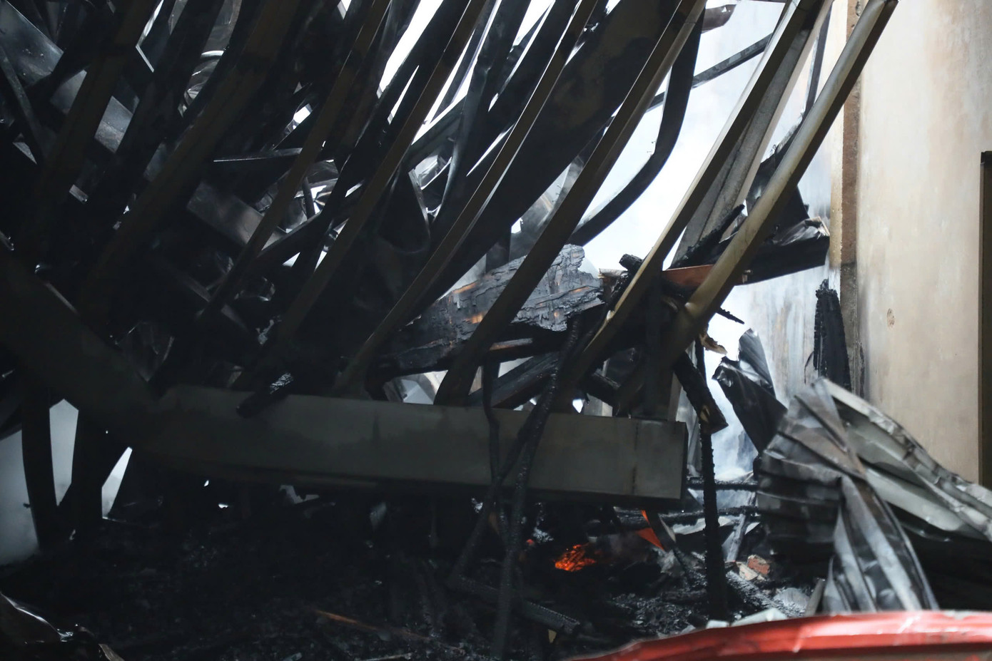 Những đám lửa nhỏ vẫn le lói bên trong nhà xưởng, cửa hàng đồ gỗ. Những đám lửa nhỏ vẫn le lói bên trong nhà xưởng, cửa hàng đồ gỗ.