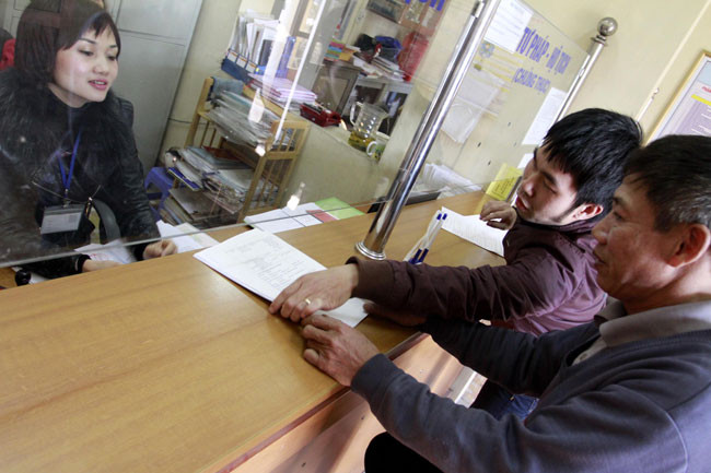 Người dân làm thủ tục tại UBND phường Hồng Hải. Ảnh: Trần Ngọc Duy.