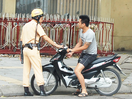 Một thanh niên xăm trổ vi phạm giao thông bị xử phạt