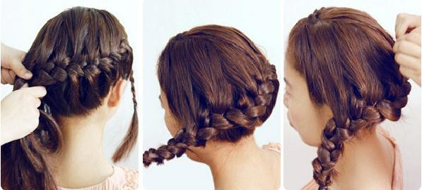 Lấy một lọn tóc nhỏ bên má trái, hất sang bên phải và tết. Phần tóc phía sau, bạn tết chân rết từ phải sang trái. Sau đó giấy đuôi tóc vào bên trong. Lấy lọn tóc nhỏ đầu tiền vòng theo đường tết tóc và cố định lại. Cuối cùng là dùng nơ để trang trí thêm cho mái tóc.