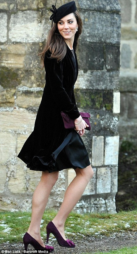 Chiếc áo khoác nhung đen nhãn hiệu Libélula mà Kate Middleton diện do Sophie Cranston thiết kế tại Dulwich. Ảnh: Telegraph.