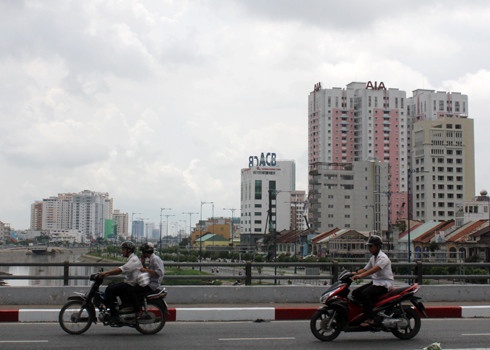 Nhiều chuyên gia cho rằng Chính phủ không thể tung liều dopping đại trà vào thị trường bất động sản mà chỉ tập trung vào phân khúc nhà ở giá thấp. Ảnh: Vũ Lê