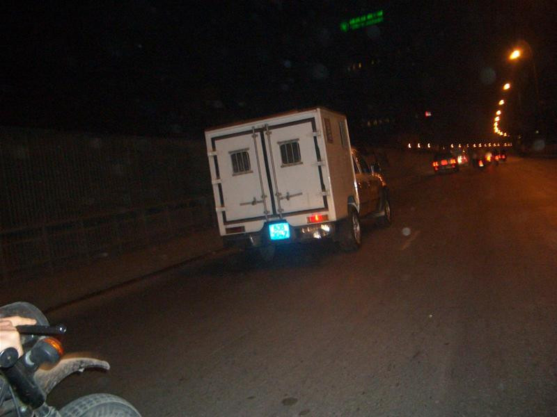 Xe chuyên dụng chở ông Tiến lao với tốc độ trên 100km/h trên QL 5 hướng về trại giam T15. Ảnh: Phạm Tuyên