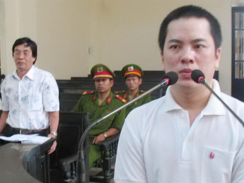 Lý Quốc Nghiệp (phải) và ông Lê Văn Tài tại phiên tòa phúc thẩm - Ảnh: Sáu Nghệ