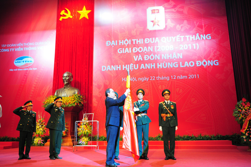 Phó Thủ tướng Nguyễn Thiện Nhân gắn huy hiệu cho Viettel. Phó Thủ tướng Nguyễn Thiện Nhân gắn huy hiệu