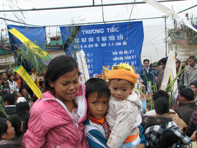 Ba đứa con của nạn nhân Nguyễn Văn Lộc tại lễ cầu siêu, chiêu hồn