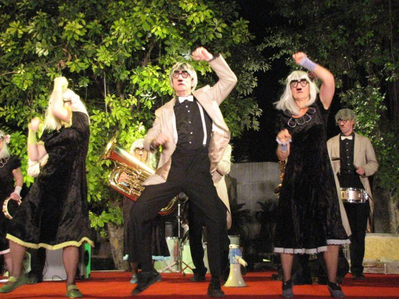 Màn biểu diễn hoành tráng và không kém phần hài hước của các nghệ sĩ đến từ Đan Mạch Màn biểu diễn hoành tráng và không kém phần hài hước của các nghệ sĩ đến từ Đan Mạch