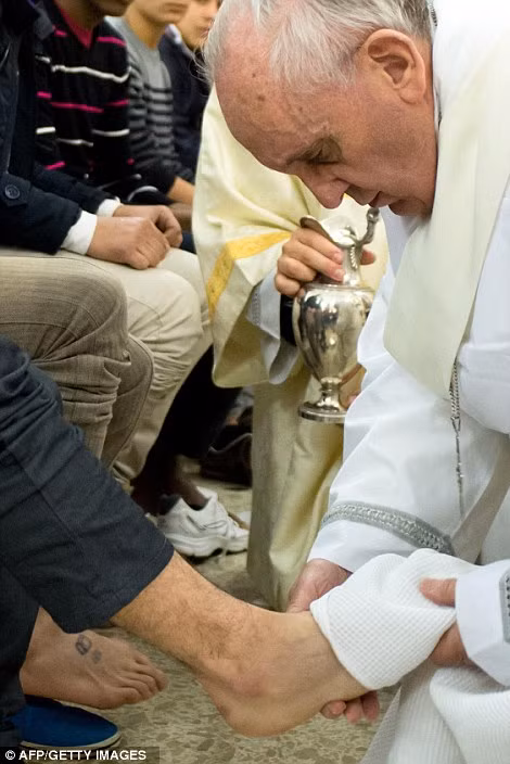 Giáo hoàng đeo lại tất chân cho các tù nhân 