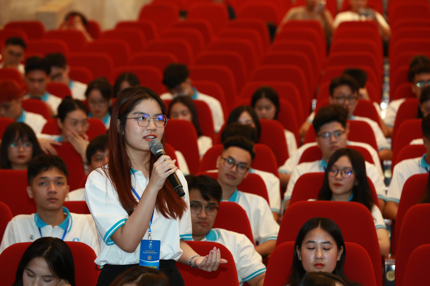 Các đại biểu giao lưu trao đổi với các diễn giả. Ảnh: Bảo Anh