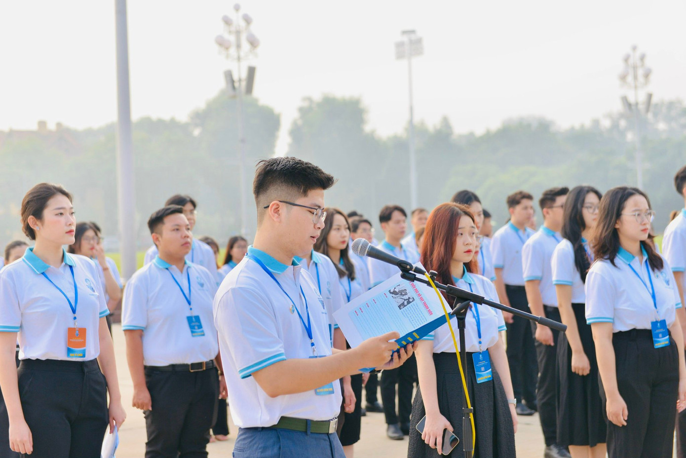 Đại biểu Ngô Lê Xuân Đức - Chủ tịch Hội Sinh viên trường ĐH Công nghiệp Hà Nội báo công với Bác Đại biểu Ngô Lê Xuân Đức - Chủ tịch Hội Sinh viên trường ĐH Công nghiệp Hà Nội báo công với Bác