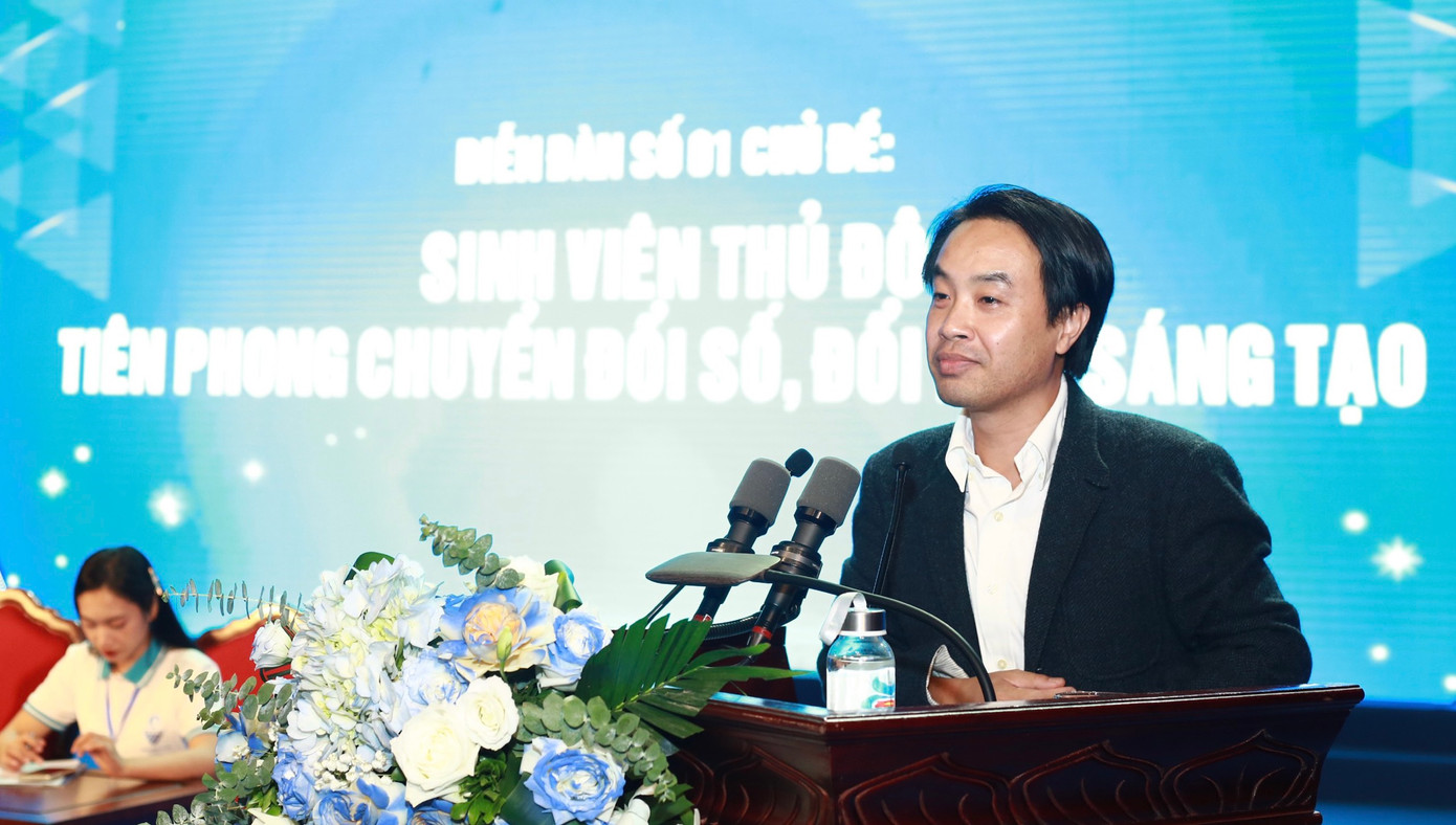 Anh Nguyễn Thiên Tú - Giám đốc Trung tâm Phát triển Khoa học công nghệ và Tài năng trẻ trao đổi với các đại biểu tại Diễn đàn. Ảnh: Bảo Anh