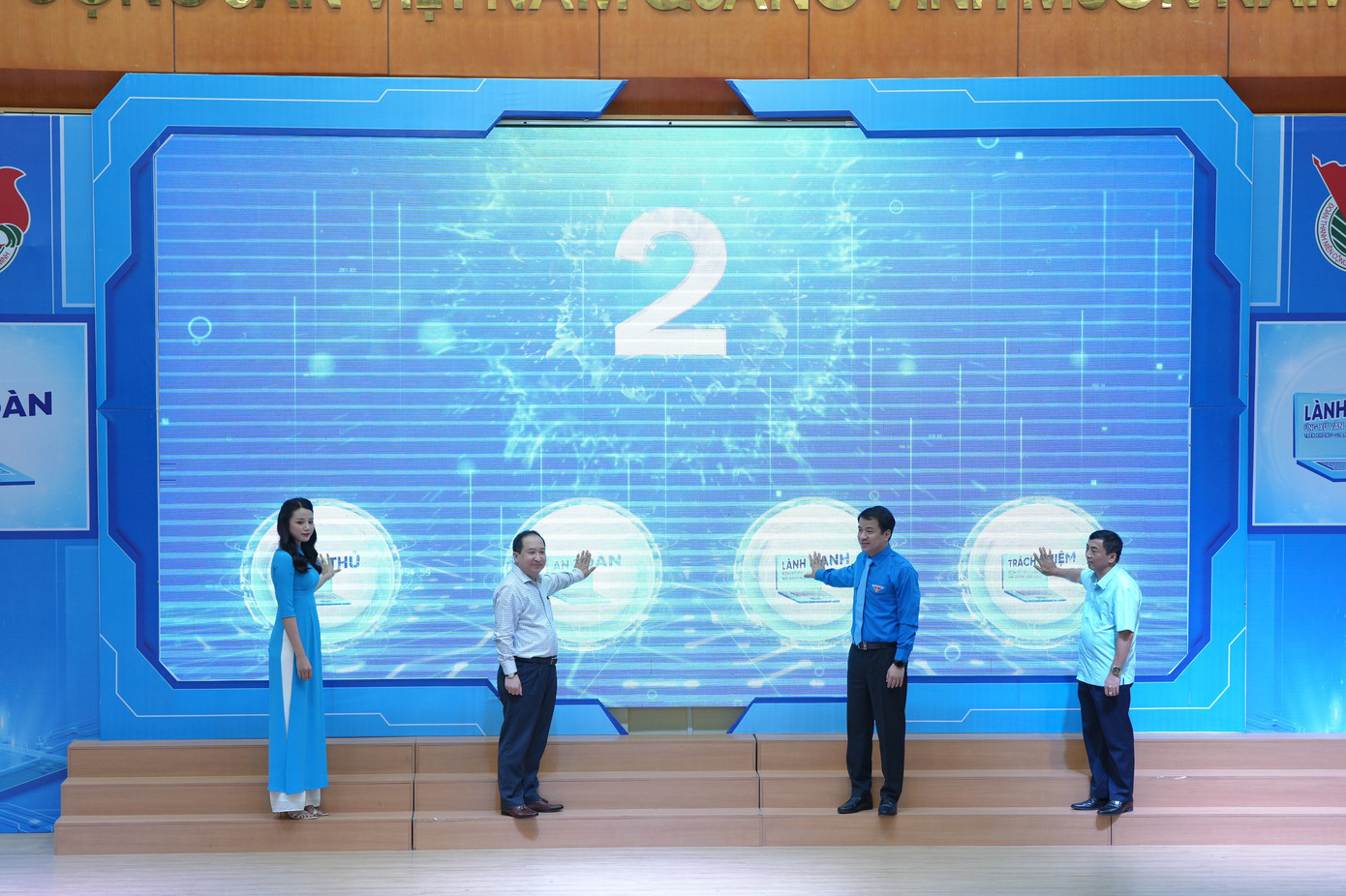 Các đại biểu thực hiện nghi thức phát động Cuộc vận động Ứng xử văn minh trên không gian mạng. Các đại biểu thực hiện nghi thức phát động Cuộc vận động Ứng xử văn minh trên không gian mạng.