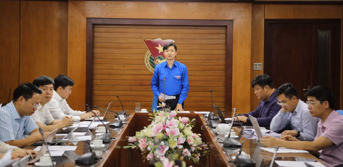 Anh Nguyễn Minh Triết, Bí thư T.Ư Đoàn, Chủ tịch T.Ư Hội SVVN chủ trì họp trực tuyến với các tỉnh, thành Đoàn và Đoàn trực thuộc về việc triển khai Đề án Cuộc vận động “Tự hào một dải non sông”. Anh Nguyễn Minh Triết, Bí thư T.Ư Đoàn, Chủ tịch T.Ư Hội SVVN chủ trì họp trực tuyến với các tỉnh, thành Đoàn và Đoàn trực thuộc về việc triển khai Đề án Cuộc vận động “Tự hào một dải non sông”.