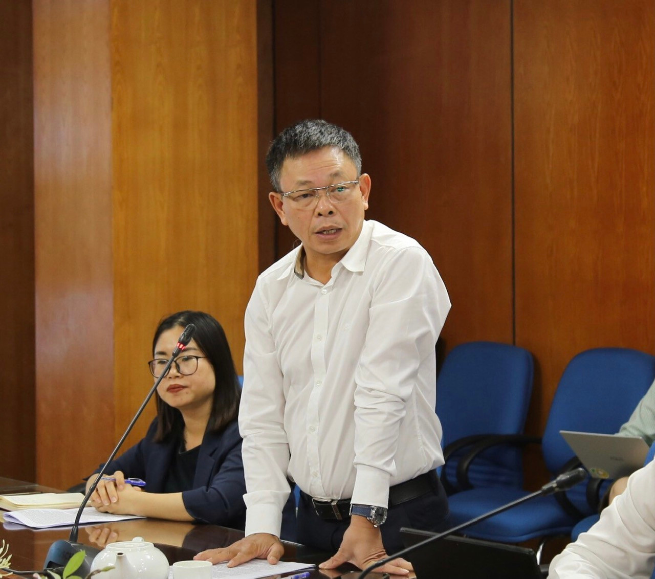 Nhà báo Phùng Công Sưởng - Phó Tổng biên tập Báo Tiền Phong phát biểu tại cuộc họp