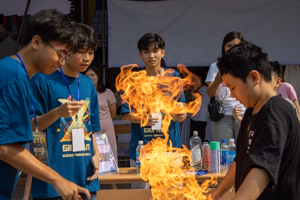 Nhiều thí nghiệm đặc sắc hấp dẫn học sinh và người tham quan trải nghiệm Nhiều thí nghiệm đặc sắc hấp dẫn học sinh và người tham quan trải nghiệm