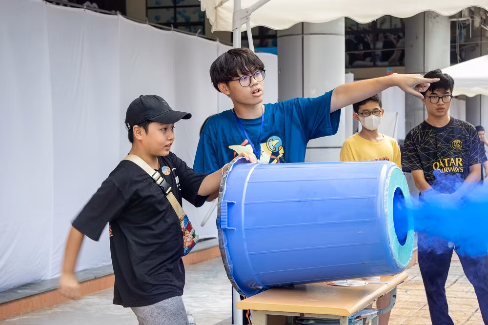 Những thí nghiệm khoa học ấn tượng do học sinh tự làm Những thí nghiệm khoa học ấn tượng do học sinh tự làm