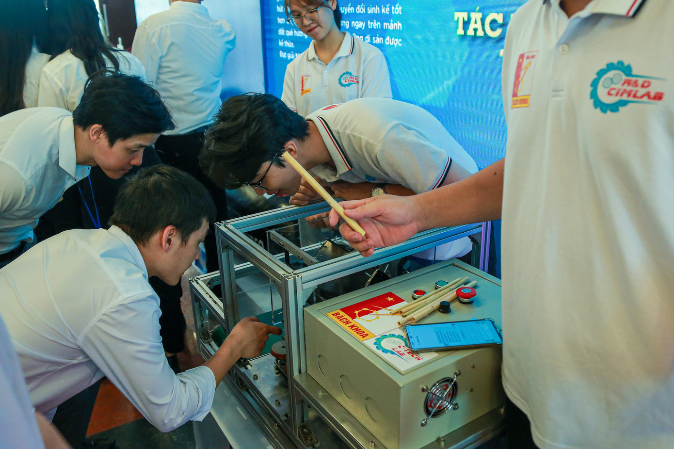 Các đại biểu thích thú trải nghiệm khám phá các mô hình triển lãm sáng tạo ứng dụng công nghệ trong khuôn khổ Đại hội. Các đại biểu thích thú trải nghiệm khám phá các mô hình triển lãm sáng tạo ứng dụng công nghệ trong khuôn khổ Đại hội.