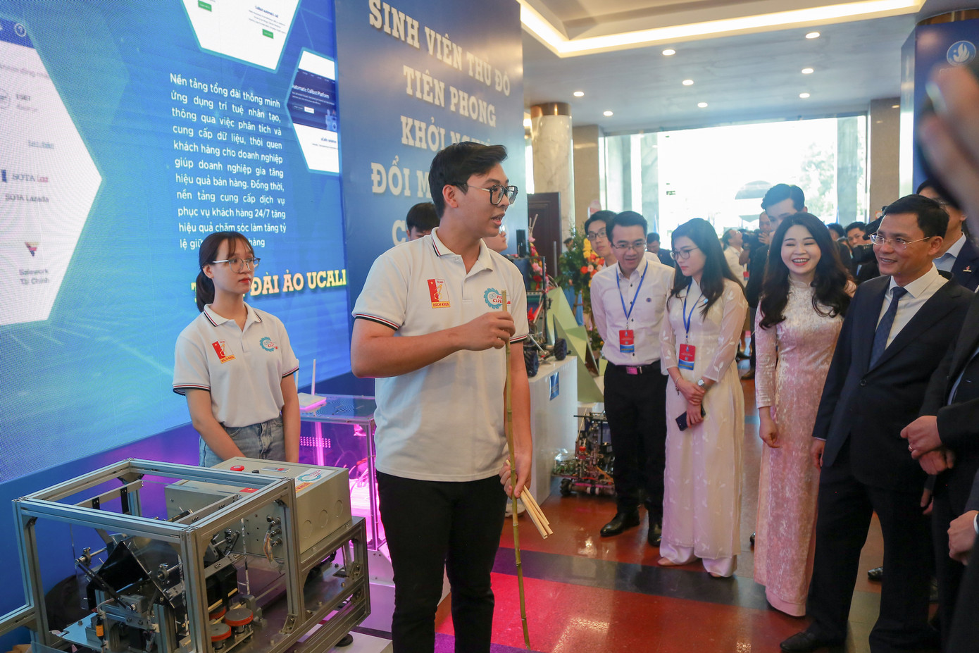 Bạn trẻ giới thiệu về các mô hình triển lãm sáng tạo ứng dụng công nghệ tại Đại hội Bạn trẻ giới thiệu về các mô hình triển lãm sáng tạo ứng dụng công nghệ tại Đại hội