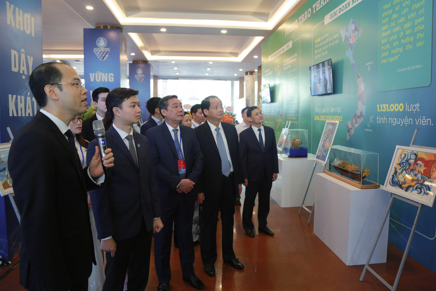 Anh Nguyễn Minh Triết - Bí thư T.Ư Đoàn, Chủ tịch T.Ư Hội SVVN (thứ 2, từ trái qua) cùng các đại biểu tham quan không gian triển lãm. Anh Nguyễn Minh Triết - Bí thư T.Ư Đoàn, Chủ tịch T.Ư Hội SVVN (thứ 2, từ trái qua) cùng các đại biểu tham quan không gian triển lãm.