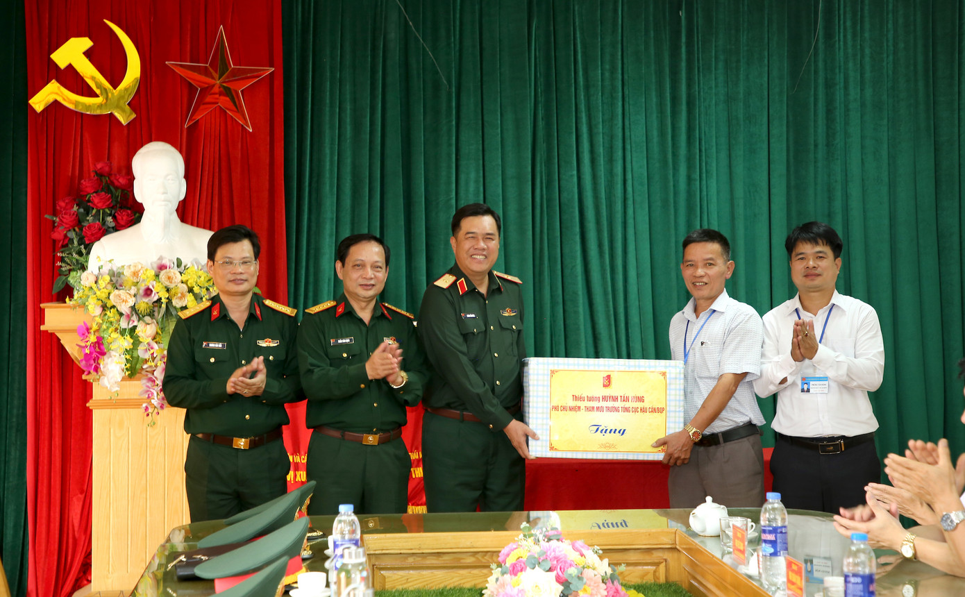Thiếu tướng Huỳnh Tấn Hùng cùng đoàn công tác tặng quà cấp ủy chính quyền địa phương xã Thanh Định, Định Hóa, Thái Nguyên