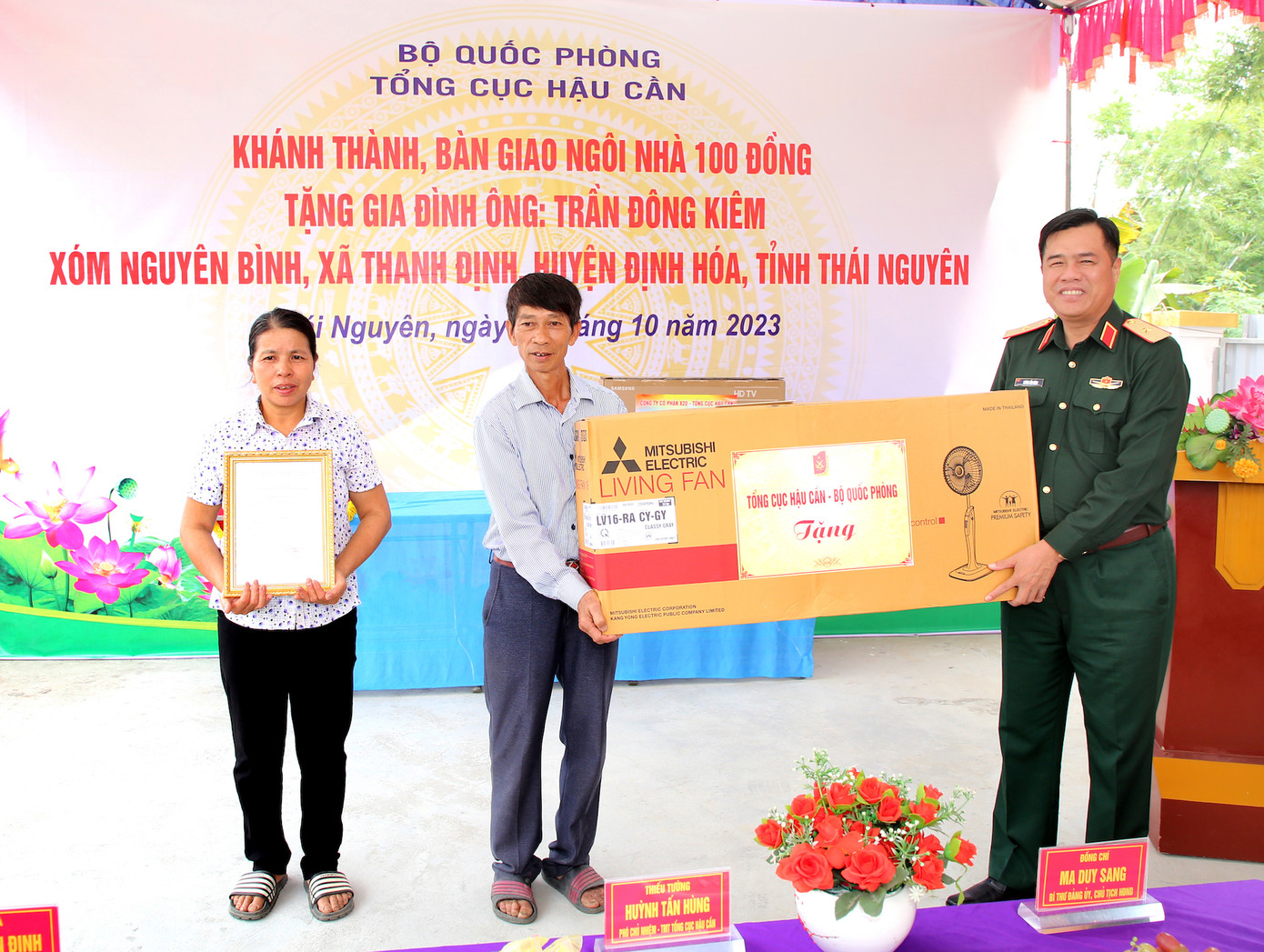 Thiếu tướng Huỳnh Tấn Hùng, Phó chủ nhiệm, Tham mưu trưởng Tổng cục Hậu cần trao Quyết định hỗ trợ kinh phí xây dựng "Ngôi nhà 100 đồng" tặng quà gia đình ông Trần Đông Kiêm.