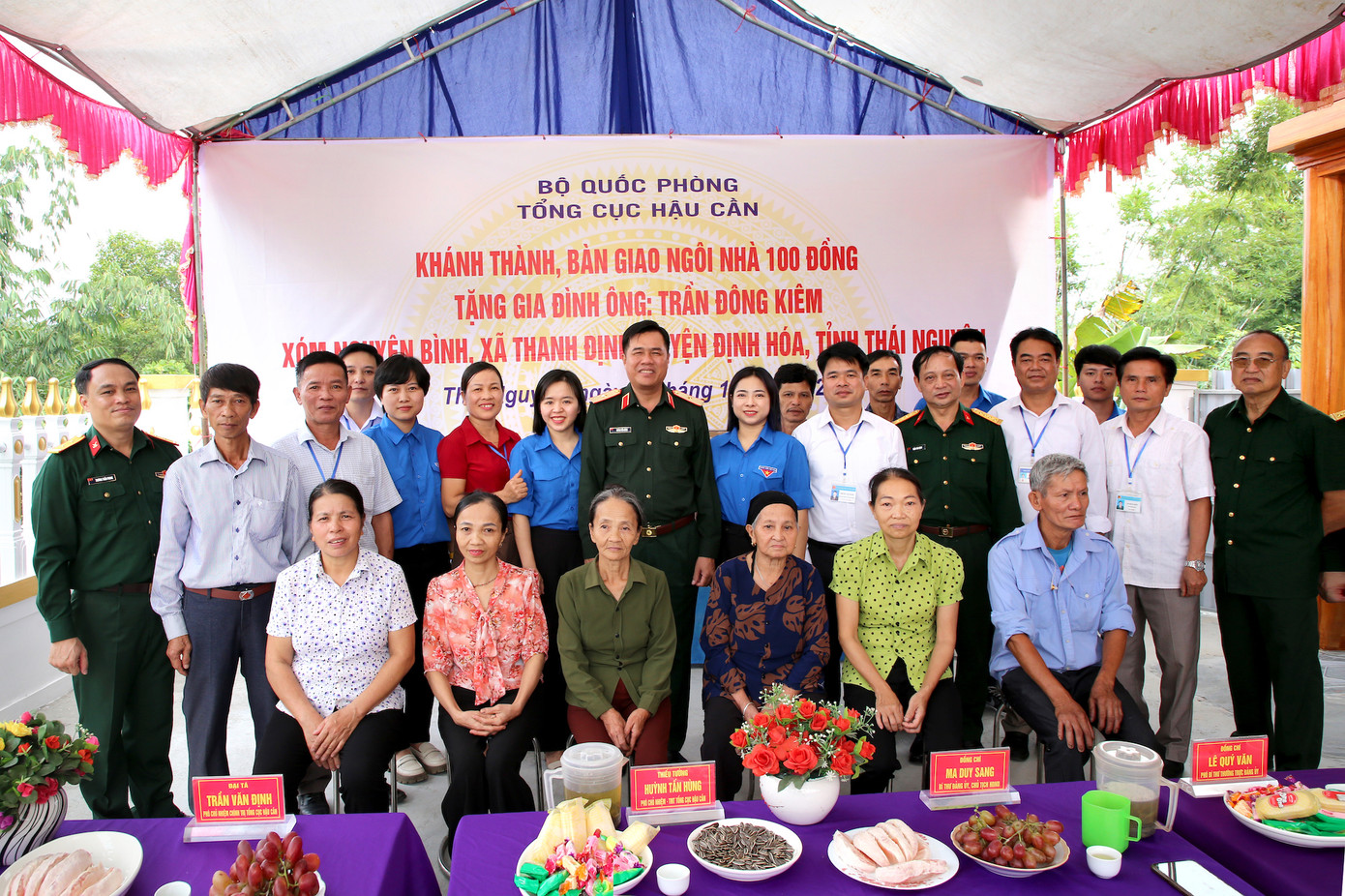 Thiếu tướng Huỳnh Tấn Hùng cùng các đại biểu chụp ảnh với gia đình ông Trần Đông Kiêm