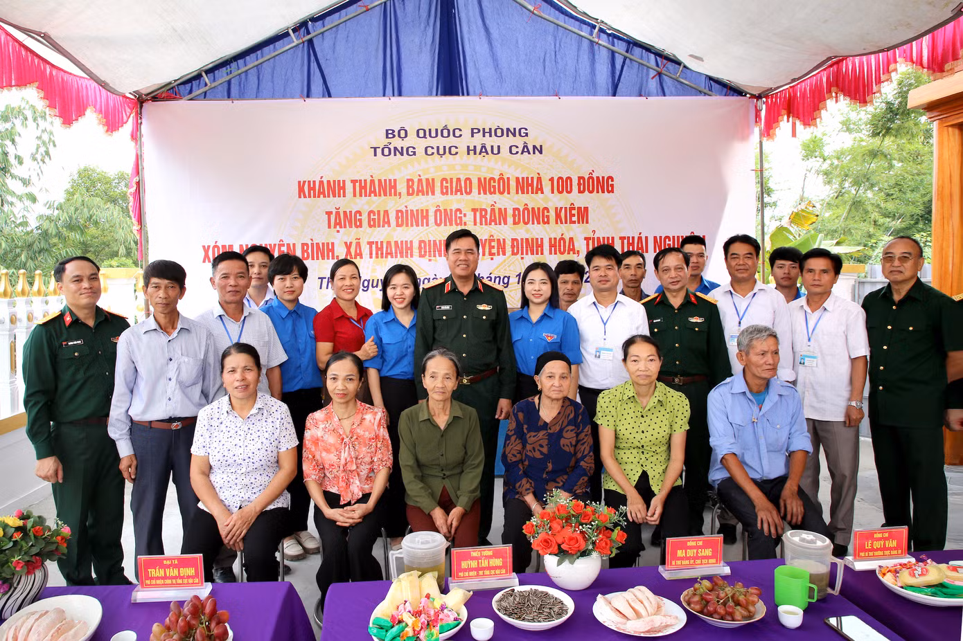 Thiếu tướng Huỳnh Tấn Hùng cùng các đại biểu chụp ảnh với gia đình ông Trần Đông Kiêm Thiếu tướng Huỳnh Tấn Hùng cùng các đại biểu chụp ảnh với gia đình ông Trần Đông Kiêm