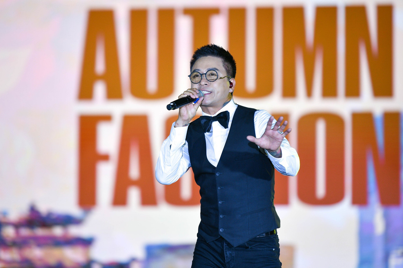 Ca sĩ Tuấn Hưng mở đầu chương trình với nhiều ca khúc nổi tiếng