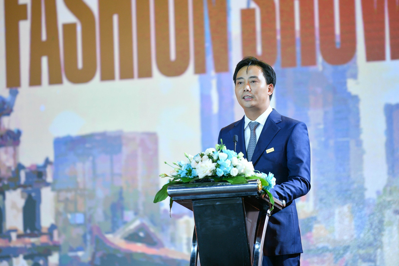 Anh Nguyễn Đức Tiến, Phó Bí thư thường trực Thành Đoàn, Chủ tịch Hội LHTN TP Hà Nội phát biểu khai mạc chương trình