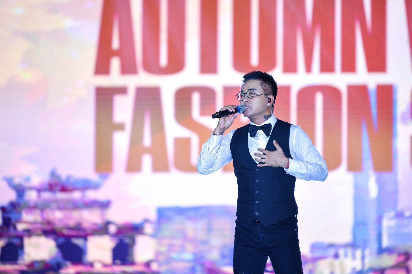 Đặc biệt, đan xen trong các phần trình diễn là các tiết mục nghệ thuật được dàn dựng công phu cùng sự tham gia của nhiều ca sĩ nổi tiếng như: Tuấn Hưng, Dương Hoàng Yến, Nhật Huyền, nhóm nhảy The DIP,…