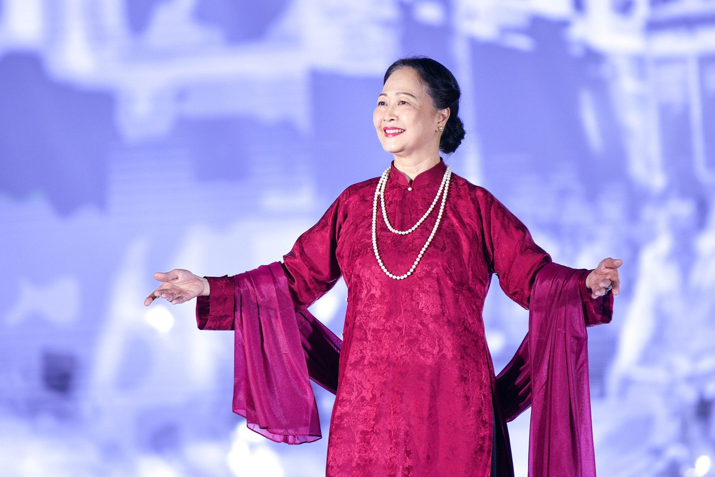 NSND Như Quỳnh biểu diễn ra chương trình