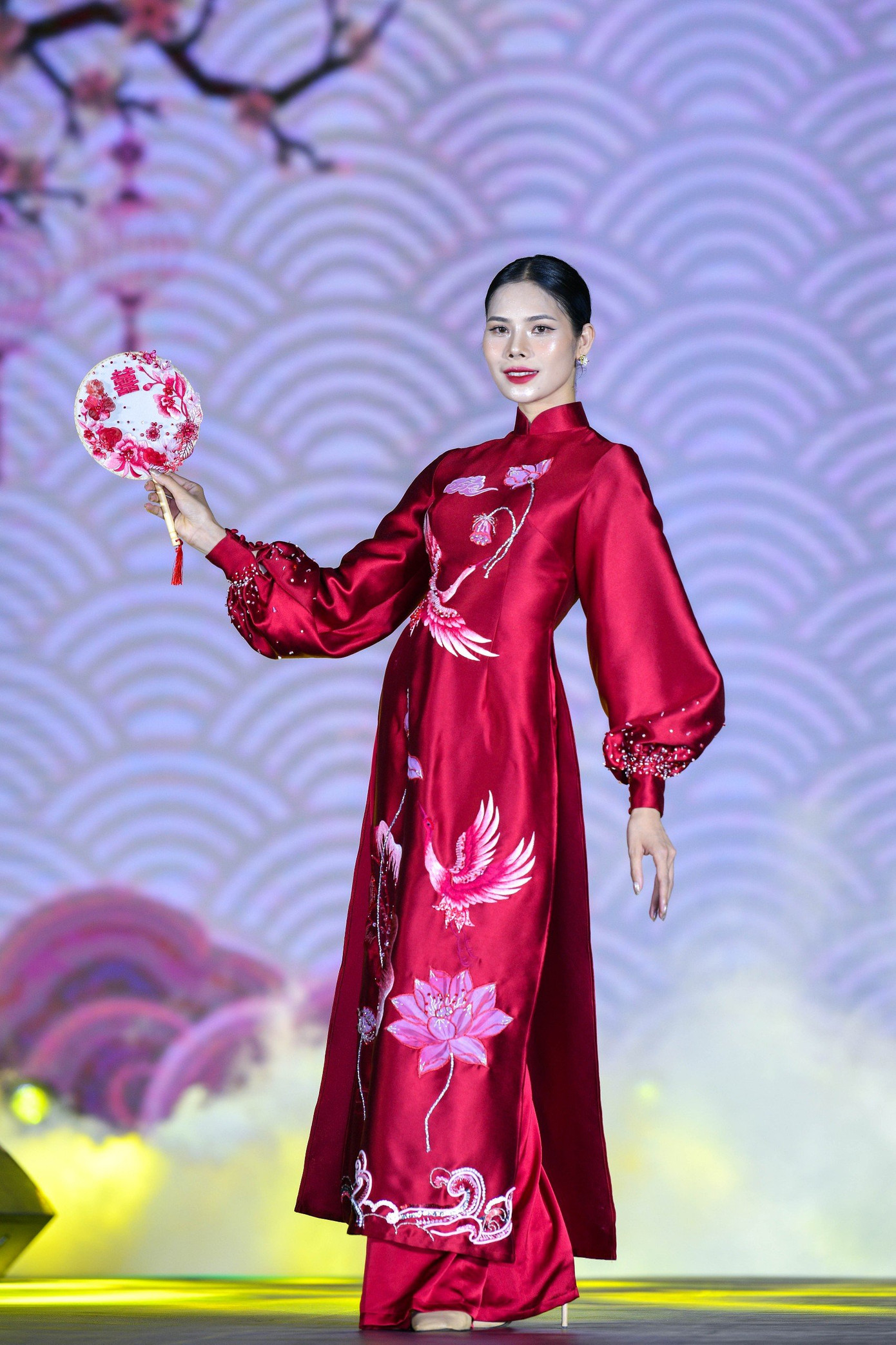 Chương trình gồm ba phần trình diễn: Bộ sưu tập &quot;Chốn Kinh kỳ&quot; của thương hiệu Áo dài thêu tay Tulip; bộ sưu tập “La vie est belle” của thương hiệu Bella Bridal by TuArt Wedding và Bộ sưu tập &quot;Dấu xưa&quot; của thương hiệu Áo dài Thạch Linh.