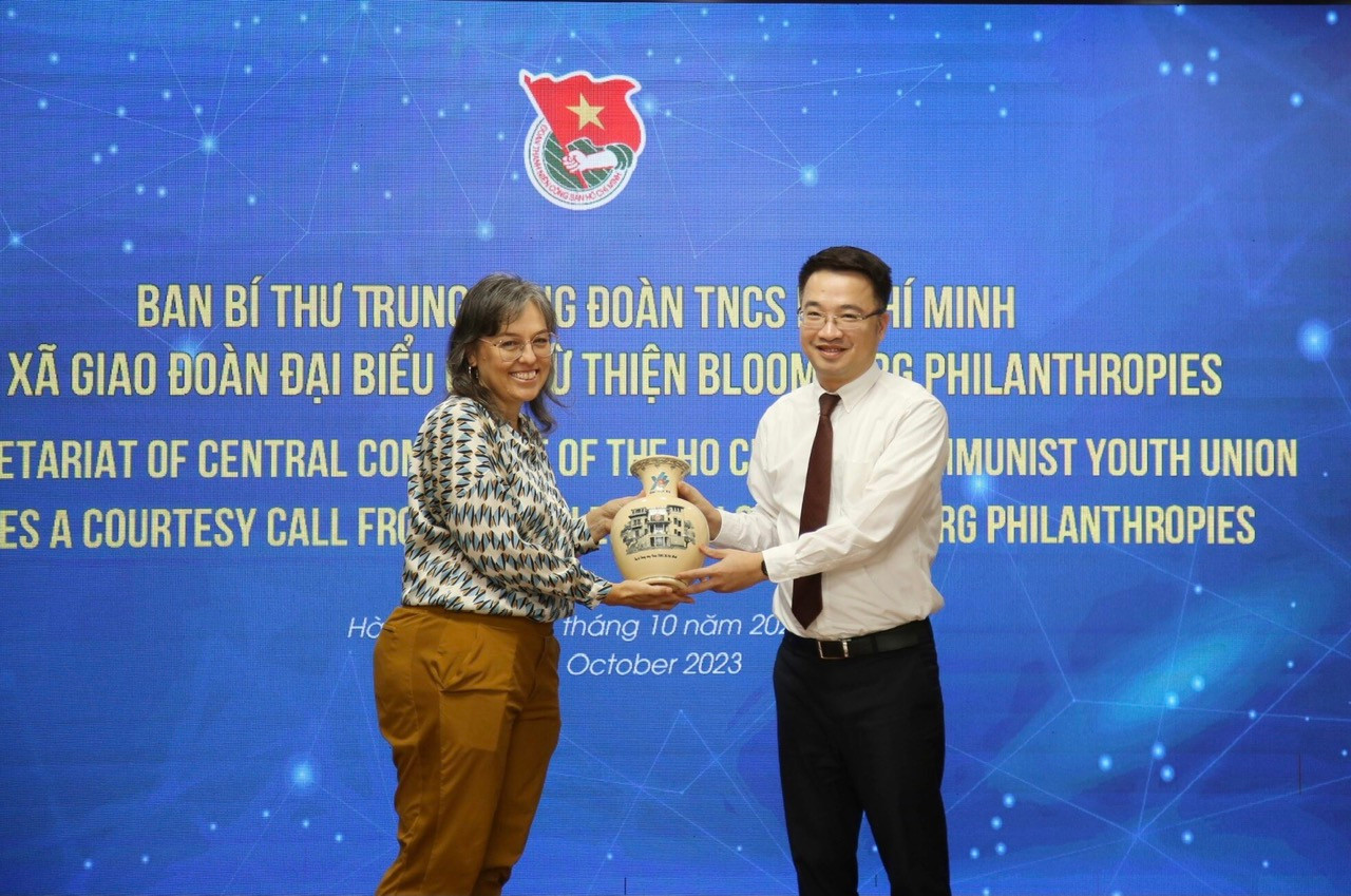 Bí thư T.Ư Đoàn Nguyễn Tường Lâm tặng quà lưu niệm bà Betsy Fuller - Quản lý chương trình cấp cao Chương trình y tế cộng đồng, Quỹ từ thiện Bloomberg Bí thư T.Ư Đoàn Nguyễn Tường Lâm tặng quà lưu niệm bà Betsy Fuller - Quản lý chương trình cấp cao Chương trình y tế cộng đồng, Quỹ từ thiện Bloomberg