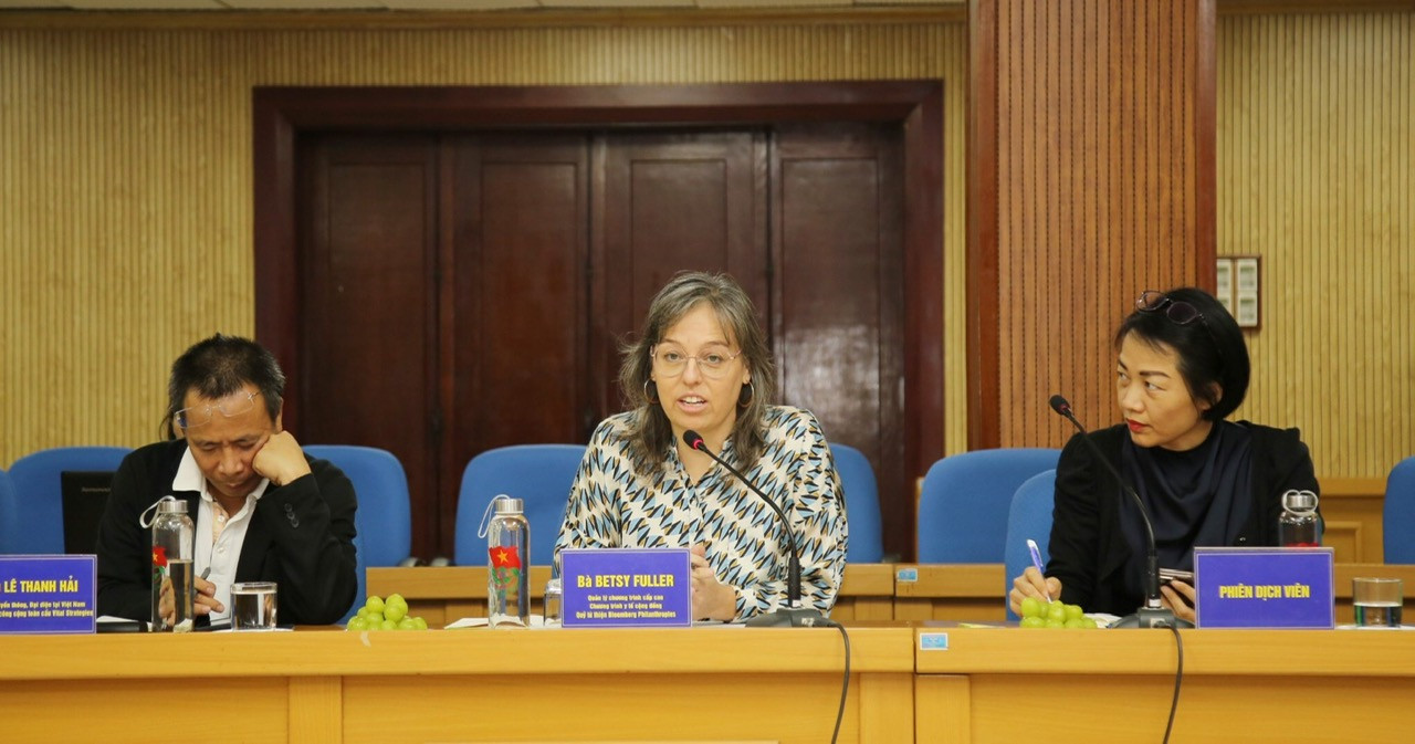 Bà Betsy Fuller - Quản lý chương trình cấp cao Chương trình y tế cộng đồng, Quỹ từ thiện Bloomberg trao đổi tại buổi tiếp xã giao. Bà Betsy Fuller - Quản lý chương trình cấp cao Chương trình y tế cộng đồng, Quỹ từ thiện Bloomberg trao đổi tại buổi tiếp xã giao.