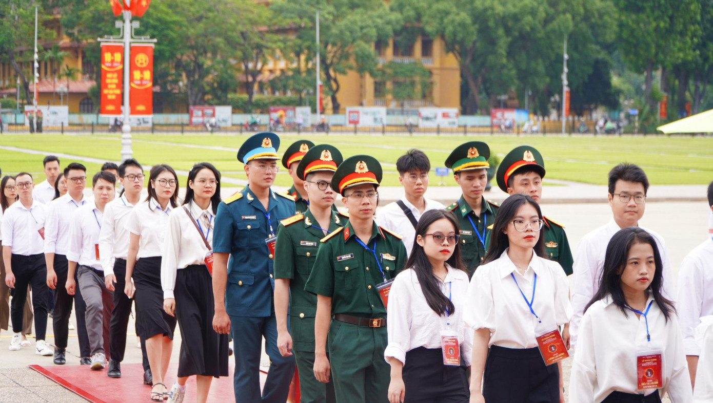 Các đại biểu vào Lăng viếng Chủ tịch Hồ Chí Minh. Các đại biểu vào Lăng viếng Chủ tịch Hồ Chí Minh.