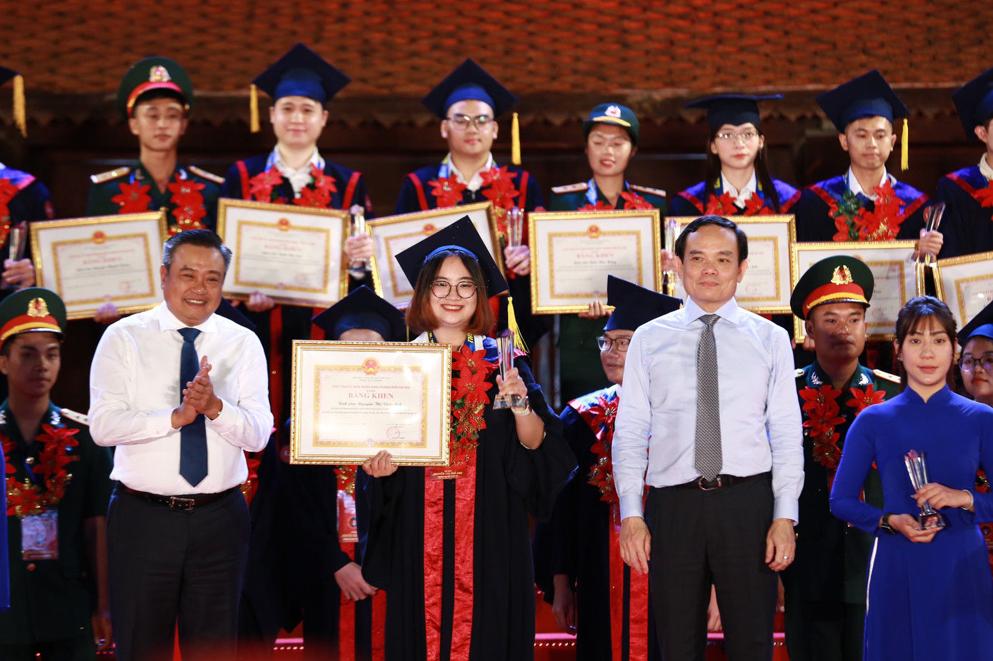 Phó Thủ tướng Trần Lưu Quang (bên phải) và Chủ tịch UBND TP Hà Nội Trần Sỹ Thanh (bên trái) trao khen thưởng thủ khoa xuất sắc. Ảnh: Bảo Anh Phó Thủ tướng Trần Lưu Quang (bên phải) và Chủ tịch UBND TP Hà Nội Trần Sỹ Thanh (bên trái) trao khen thưởng thủ khoa xuất sắc. Ảnh: Bảo Anh