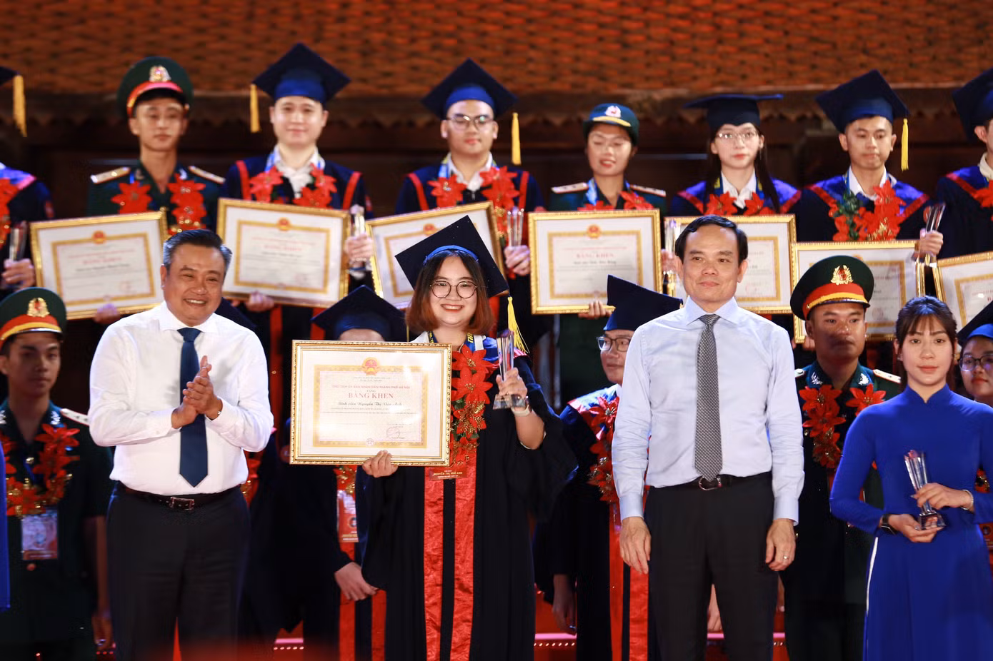 Phó Thủ tướng Trần Lưu Quang (bên phải) và Chủ tịch UBND TP Hà Nội Trần Sỹ Thanh (bên trái) trao khen thưởng thủ khoa xuất sắc. Ảnh: Bảo Anh Phó Thủ tướng Trần Lưu Quang (bên phải) và Chủ tịch UBND TP Hà Nội Trần Sỹ Thanh (bên trái) trao khen thưởng thủ khoa xuất sắc. Ảnh: Bảo Anh