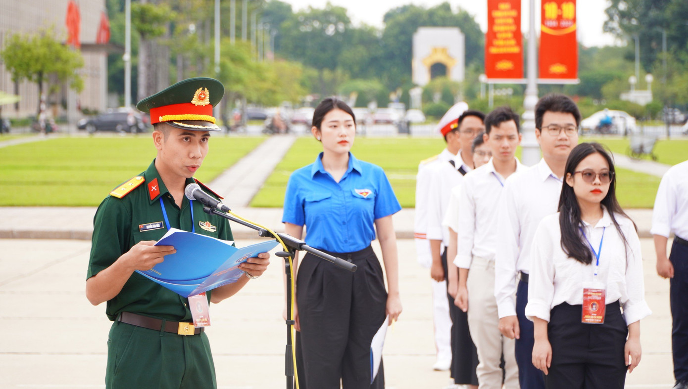 Thủ khoa xuất sắc Nguyễn Văn Mến đọc báo công dâng Bác. Thủ khoa xuất sắc Nguyễn Văn Mến đọc báo công dâng Bác.