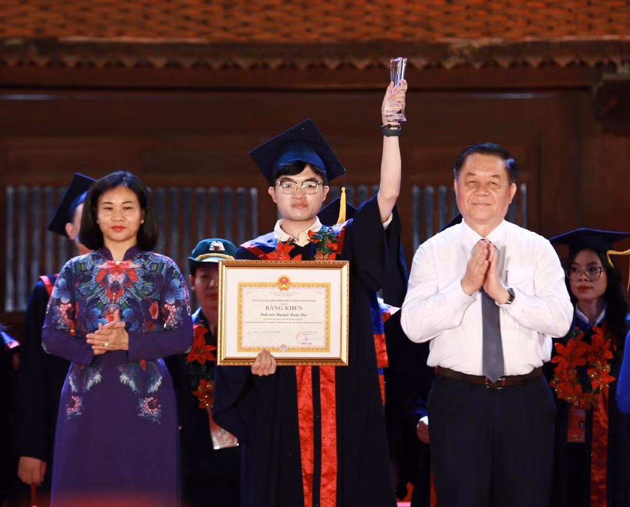 Bí thư T.Ư Đảng, Trưởng ban Tuyên giáo T.Ư Nguyễn Trọng Nghĩa và Phó Bí thư thường trực Thành uỷ Hà Nội Nguyễn Thị Tuyến trao khen thưởng thủ khoa xuất sắc. Ảnh: Bảo Anh Bí thư T.Ư Đảng, Trưởng ban Tuyên giáo T.Ư Nguyễn Trọng Nghĩa và Phó Bí thư thường trực Thành uỷ Hà Nội Nguyễn Thị Tuyến trao khen thưởng thủ khoa xuất sắc. Ảnh: Bảo Anh