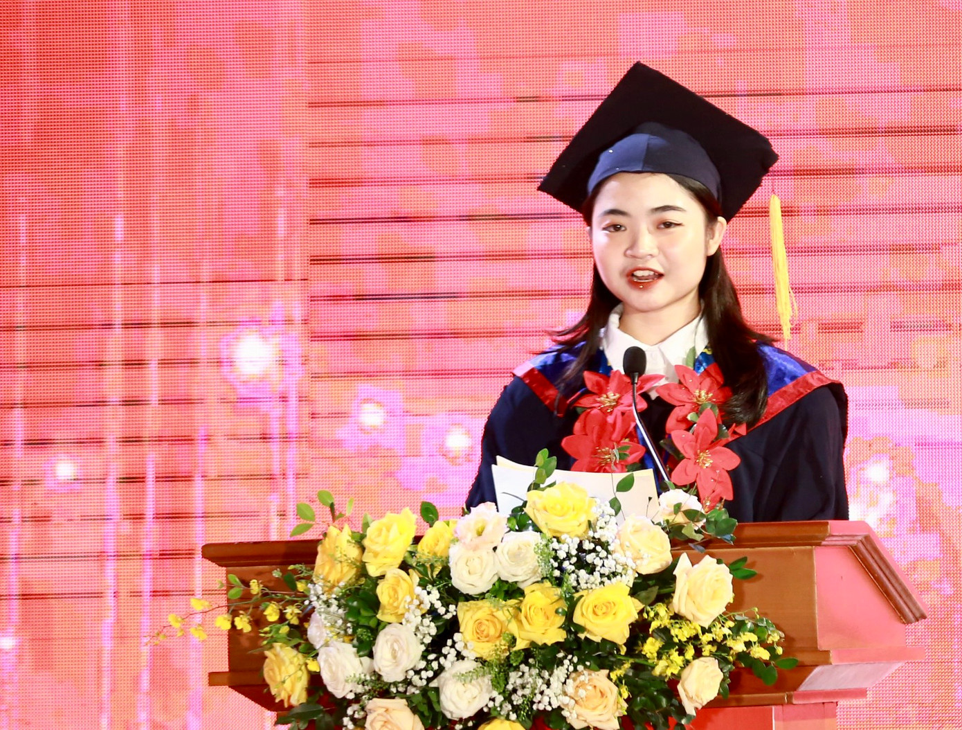 Bạn Trần Thị Thu Hiền - thủ khoa xuất sắc tốt nghiệp trường Đại học Ngoại thương phát biểu tại lễ tuyên dương. Bạn Trần Thị Thu Hiền - thủ khoa xuất sắc tốt nghiệp trường Đại học Ngoại thương phát biểu tại lễ tuyên dương.