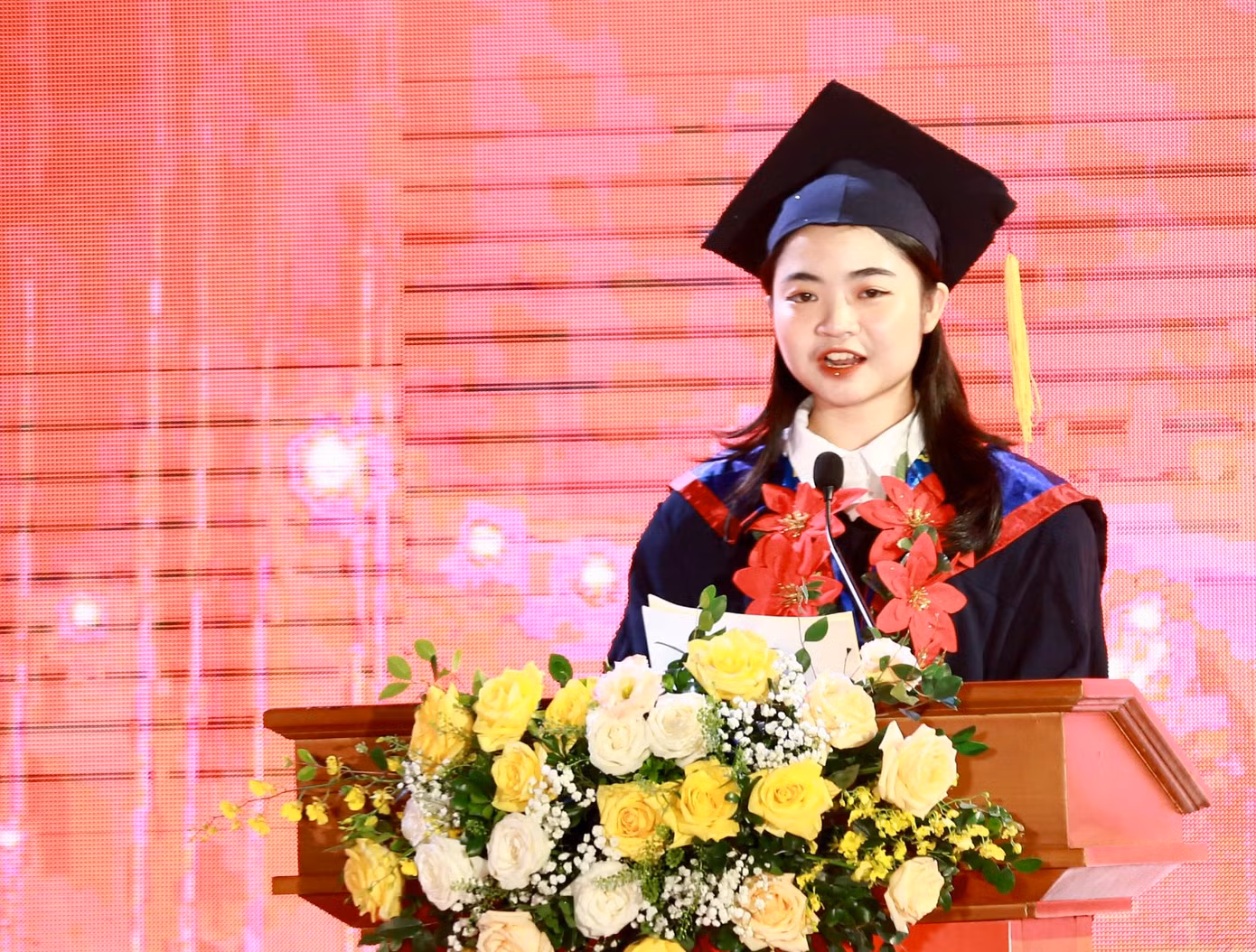 Bạn Trần Thị Thu Hiền - thủ khoa xuất sắc tốt nghiệp trường Đại học Ngoại thương phát biểu tại lễ tuyên dương. Bạn Trần Thị Thu Hiền - thủ khoa xuất sắc tốt nghiệp trường Đại học Ngoại thương phát biểu tại lễ tuyên dương.