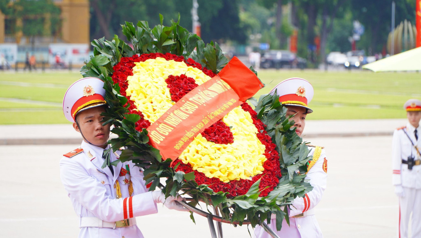 Các đại biểu vào Lăng viếng Chủ tịch Hồ Chí Minh. Các đại biểu vào Lăng viếng Chủ tịch Hồ Chí Minh.