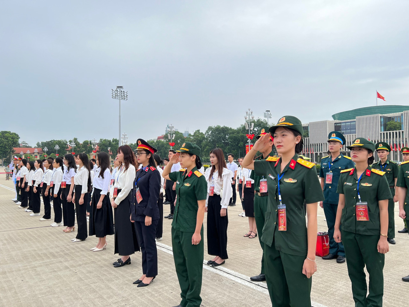 Các thủ khoa làm lễ báo công dâng Bác. Các thủ khoa làm lễ báo công dâng Bác.