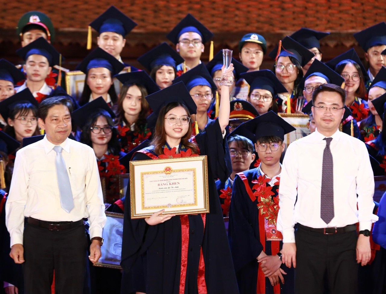 Bí thư T.Ư Đoàn Nguyễn Tường Lâm (bên phải) và Thiếu tướng Vũ Ngọc Thiềm - Trưởng Ban Cơ yếu Chính phủ trao khen thưởng thủ khoa xuất sắc. Ảnh: Bảo Anh Bí thư T.Ư Đoàn Nguyễn Tường Lâm (bên phải) và Thiếu tướng Vũ Ngọc Thiềm - Trưởng Ban Cơ yếu Chính phủ trao khen thưởng thủ khoa xuất sắc. Ảnh: Bảo Anh