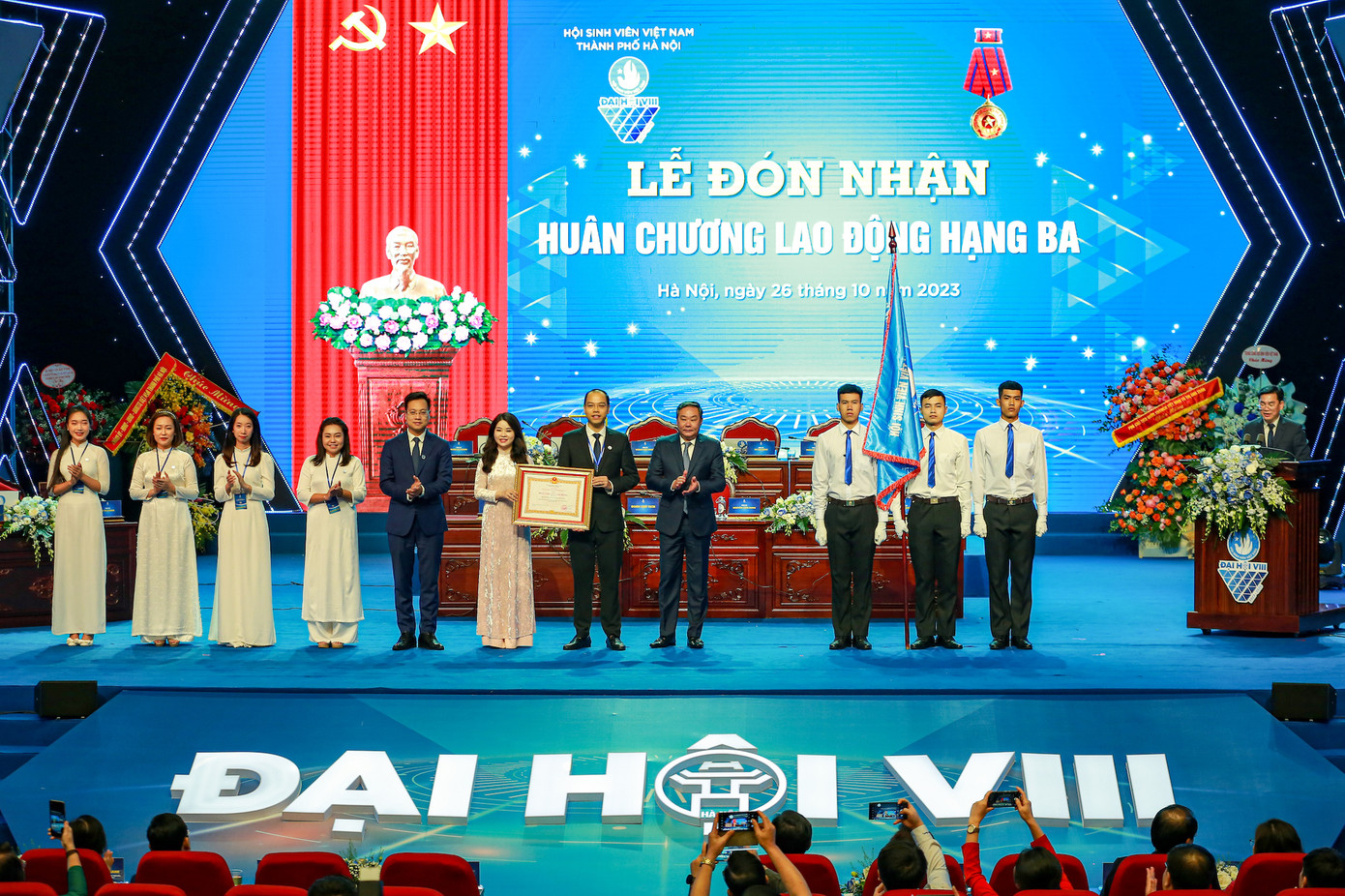 Hội Sinh viên TP Hà Nội đón nhận Huân chương Lao động hạng Ba của Chủ tịch nước. Ảnh: Bảo Anh Hội Sinh viên TP Hà Nội đón nhận Huân chương Lao động hạng Ba của Chủ tịch nước. Ảnh: Bảo Anh