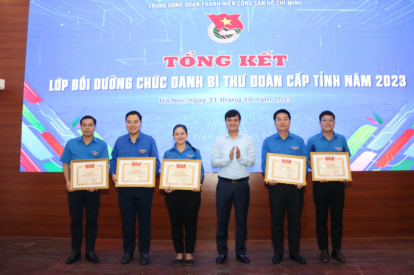 Anh Bùi Quang Huy - Ủy viên dự khuyết T.Ư Đảng , Bí thư thứ nhất T.Ư Đoàn trao khen thưởng cho 5 học viên xuất sắc nhất lớp bồi dưỡng. Ảnh: Bảo Anh