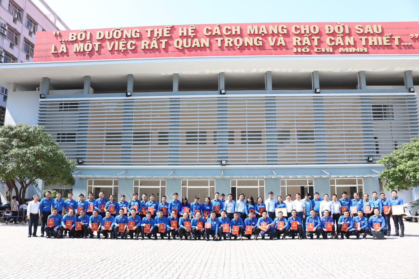 Các đại biểu và học viên Lớp bồi dưỡng chức danh Bí thư Đoàn cấp tỉnh năm 2023 chụp ảnh lưu niệm. Ảnh: Bảo Anh