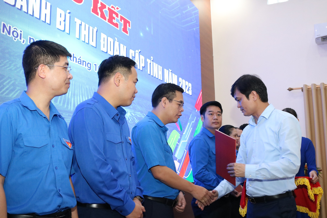 Anh Bùi Quang Huy - Ủy viên dự khuyết T.Ư Đảng, Bí thư thứ nhất T.Ư Đoàn trao chứng nhận cho các học viên tham gia lớp bồi dưỡng. Ảnh: Bảo Anh