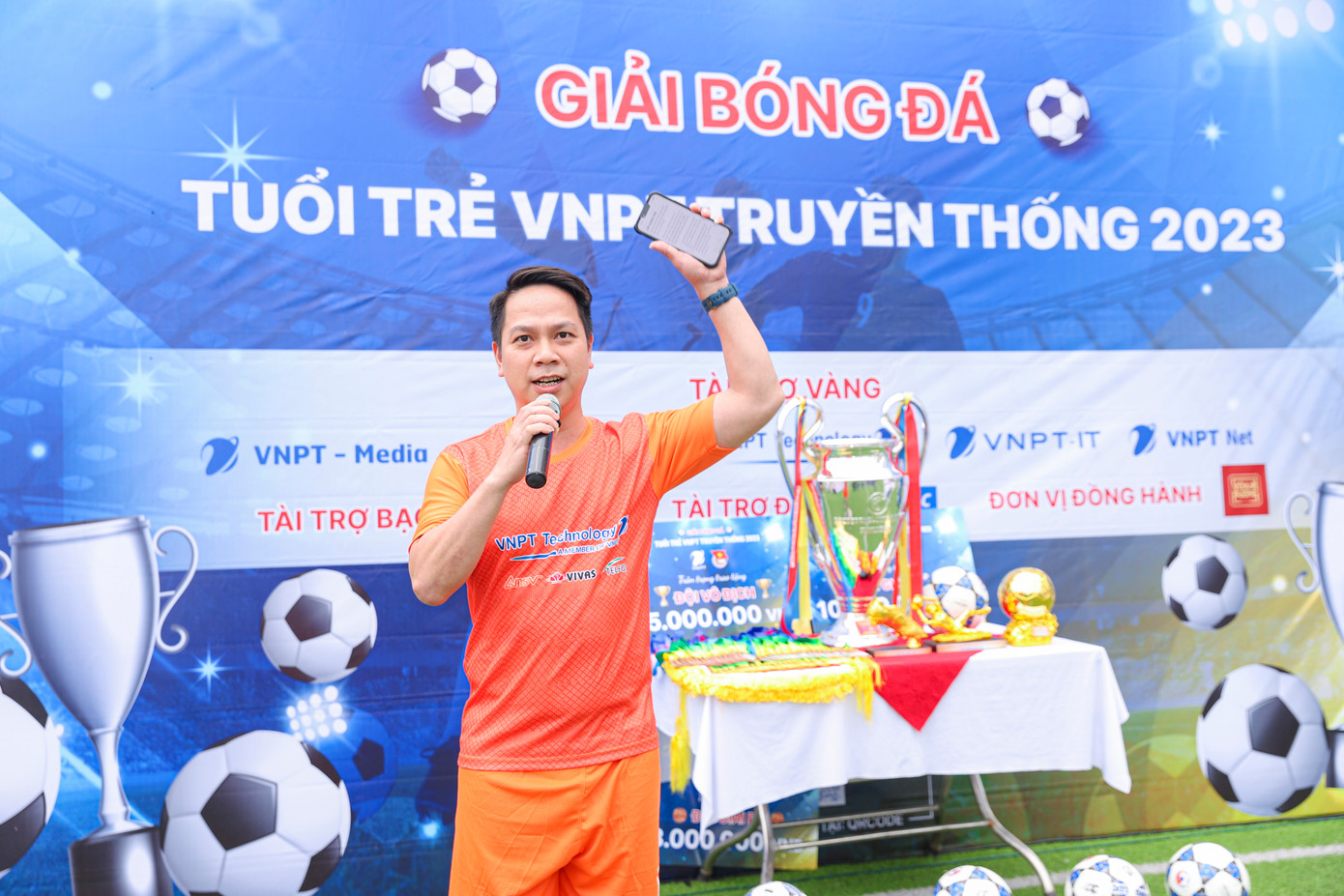 Cầu thủ Trần Xuân Hiếu, đội bóng Công ty Cổ phần Công nghệ Công nghiệp Bưu chính Viễn thông lên tuyên thệ trước giải đấu